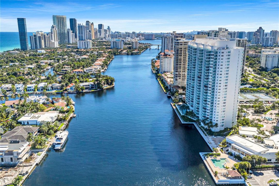 Под контрактом: $1,399,000 (2 спален, 2 ванн, 2980 Квадратных фут)