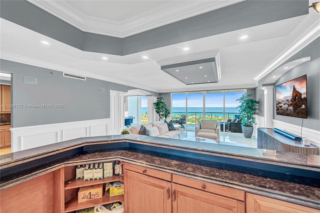 Под контрактом: $1,399,000 (2 спален, 2 ванн, 2980 Квадратных фут)