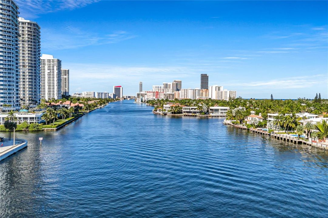 Под контрактом: $1,399,000 (2 спален, 2 ванн, 2980 Квадратных фут)