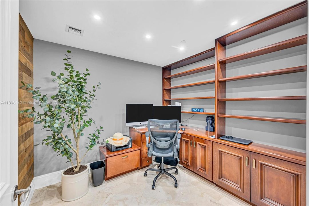 Под контрактом: $1,399,000 (2 спален, 2 ванн, 2980 Квадратных фут)