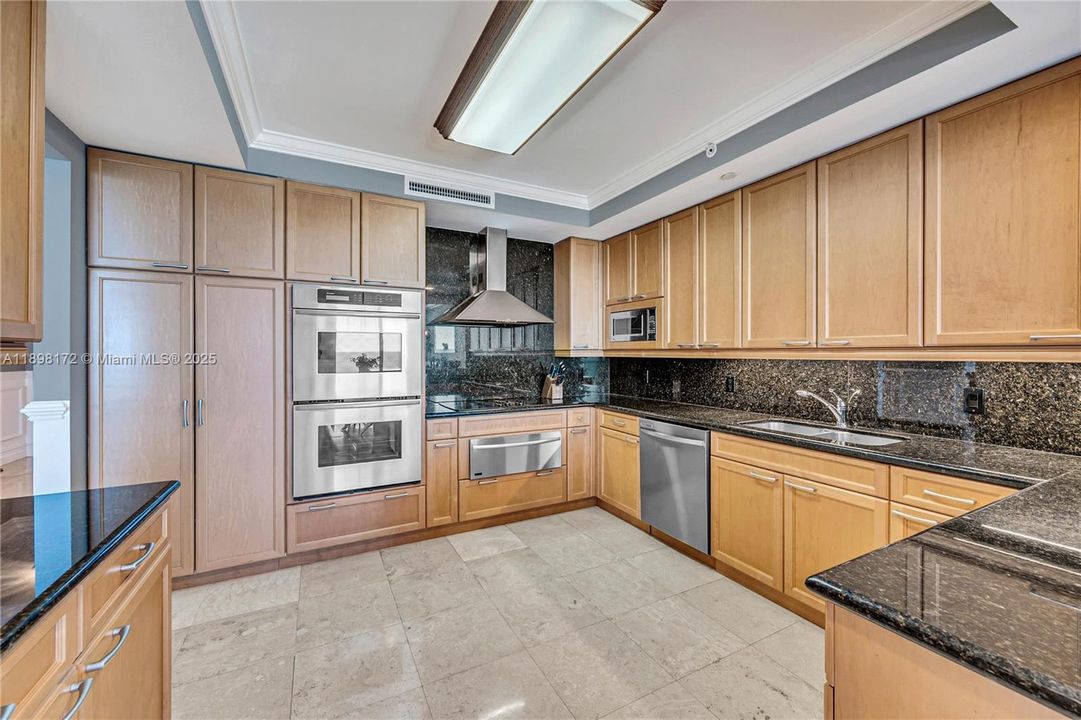 Под контрактом: $1,399,000 (2 спален, 2 ванн, 2980 Квадратных фут)