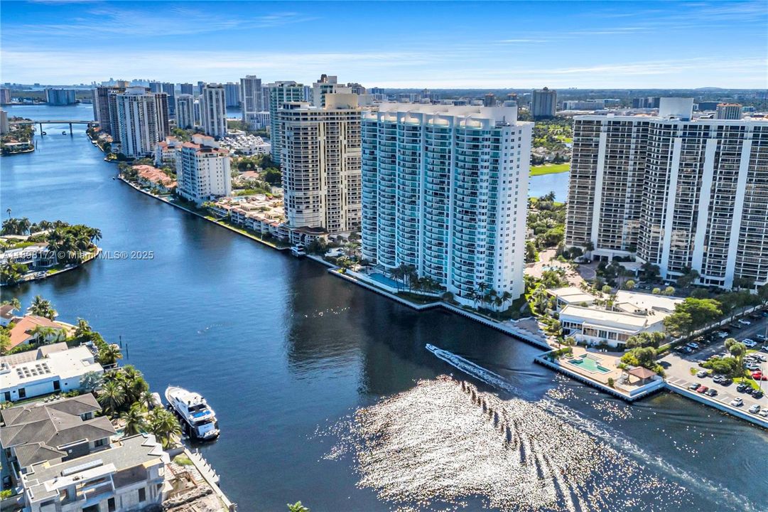 Под контрактом: $1,399,000 (2 спален, 2 ванн, 2980 Квадратных фут)