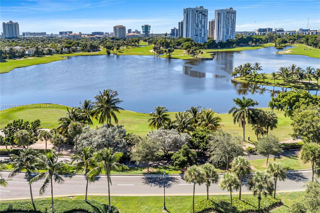 Под контрактом: $1,399,000 (2 спален, 2 ванн, 2980 Квадратных фут)