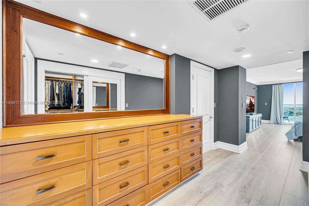 Под контрактом: $1,399,000 (2 спален, 2 ванн, 2980 Квадратных фут)