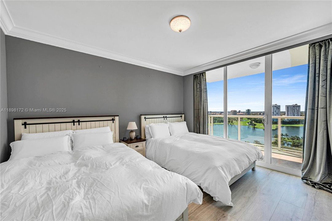 Под контрактом: $1,399,000 (2 спален, 2 ванн, 2980 Квадратных фут)