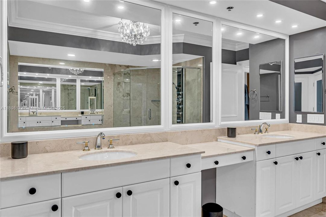 Под контрактом: $1,399,000 (2 спален, 2 ванн, 2980 Квадратных фут)