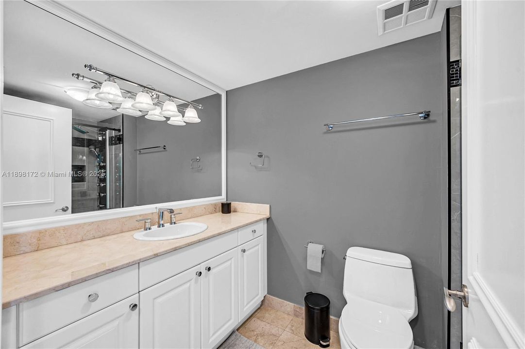 Под контрактом: $1,399,000 (2 спален, 2 ванн, 2980 Квадратных фут)