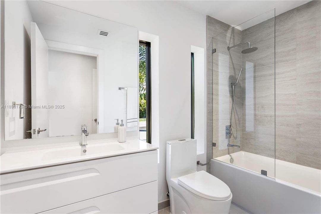 На продажу: $2,179,000 (4 спален, 4 ванн, 2425 Квадратных фут)