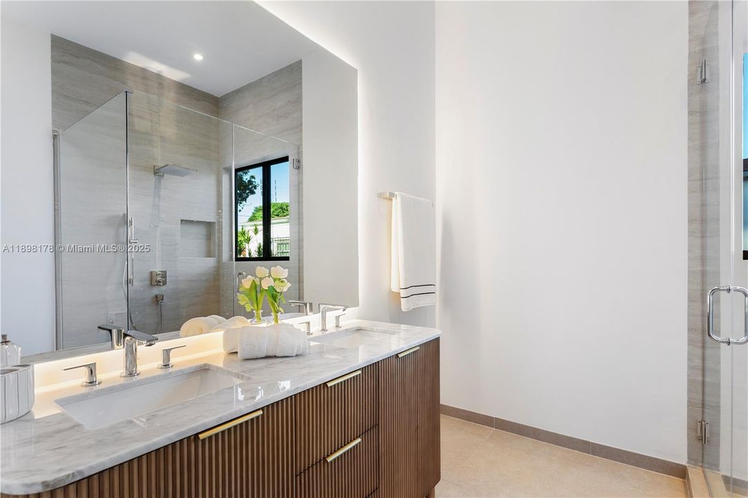 На продажу: $2,179,000 (4 спален, 4 ванн, 2425 Квадратных фут)