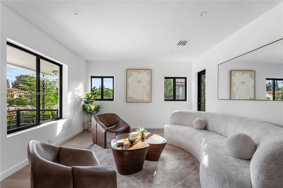 На продажу: $2,179,000 (4 спален, 4 ванн, 2425 Квадратных фут)