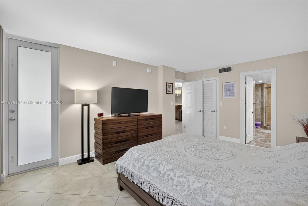 合同活跃: $320,000 (2 贝兹, 2 浴室, 1100 平方英尺)