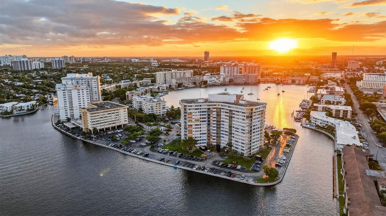 合同活跃: $320,000 (2 贝兹, 2 浴室, 1100 平方英尺)