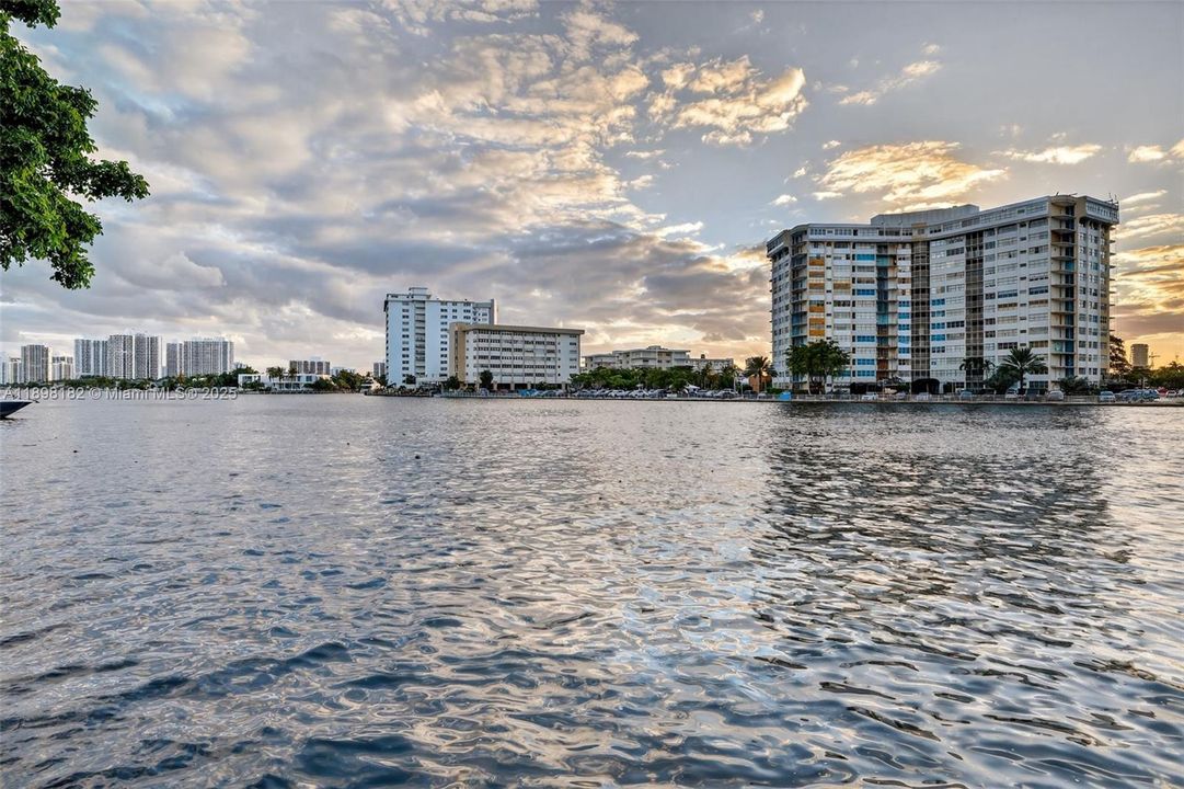 合同活跃: $320,000 (2 贝兹, 2 浴室, 1100 平方英尺)