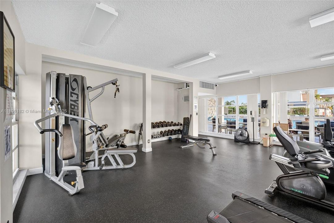 合同活跃: $320,000 (2 贝兹, 2 浴室, 1100 平方英尺)