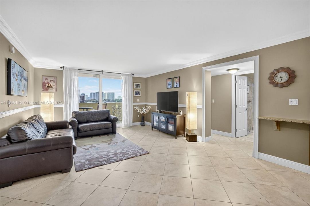 合同活跃: $320,000 (2 贝兹, 2 浴室, 1100 平方英尺)