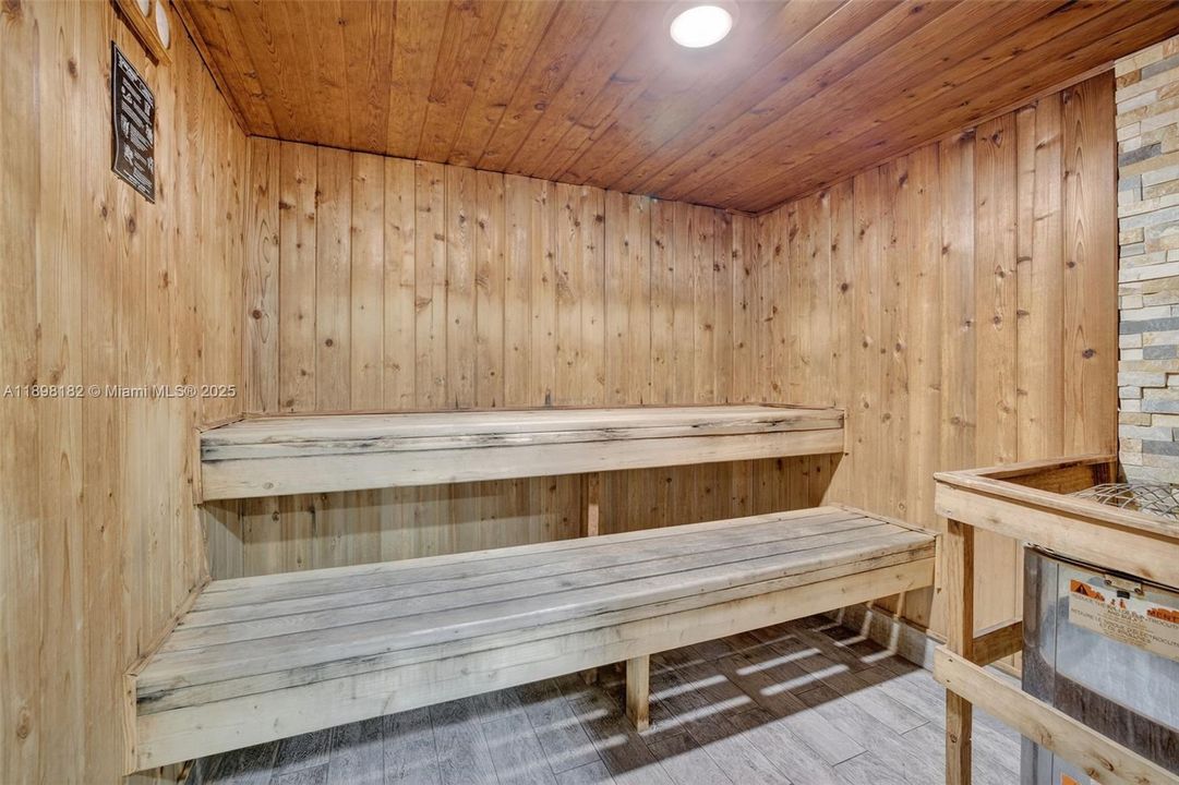 合同活跃: $320,000 (2 贝兹, 2 浴室, 1100 平方英尺)