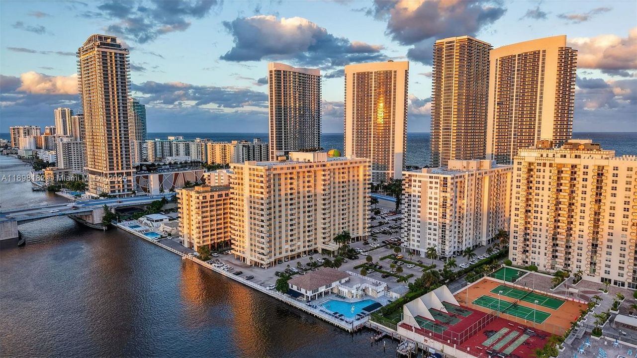 合同活跃: $320,000 (2 贝兹, 2 浴室, 1100 平方英尺)