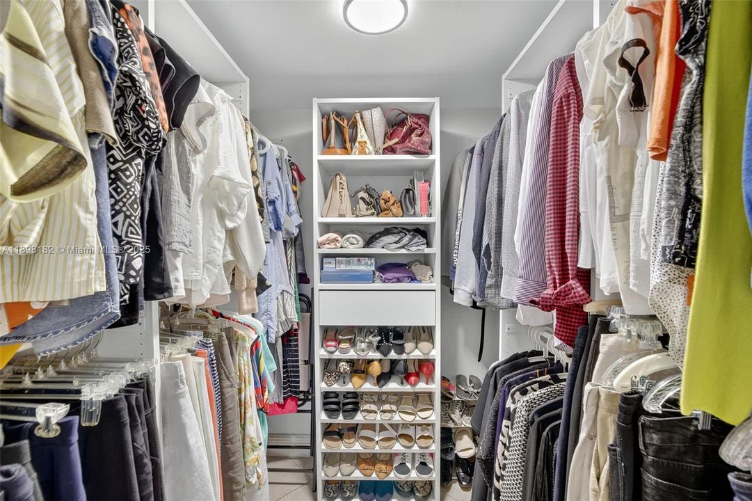 合同活跃: $320,000 (2 贝兹, 2 浴室, 1100 平方英尺)