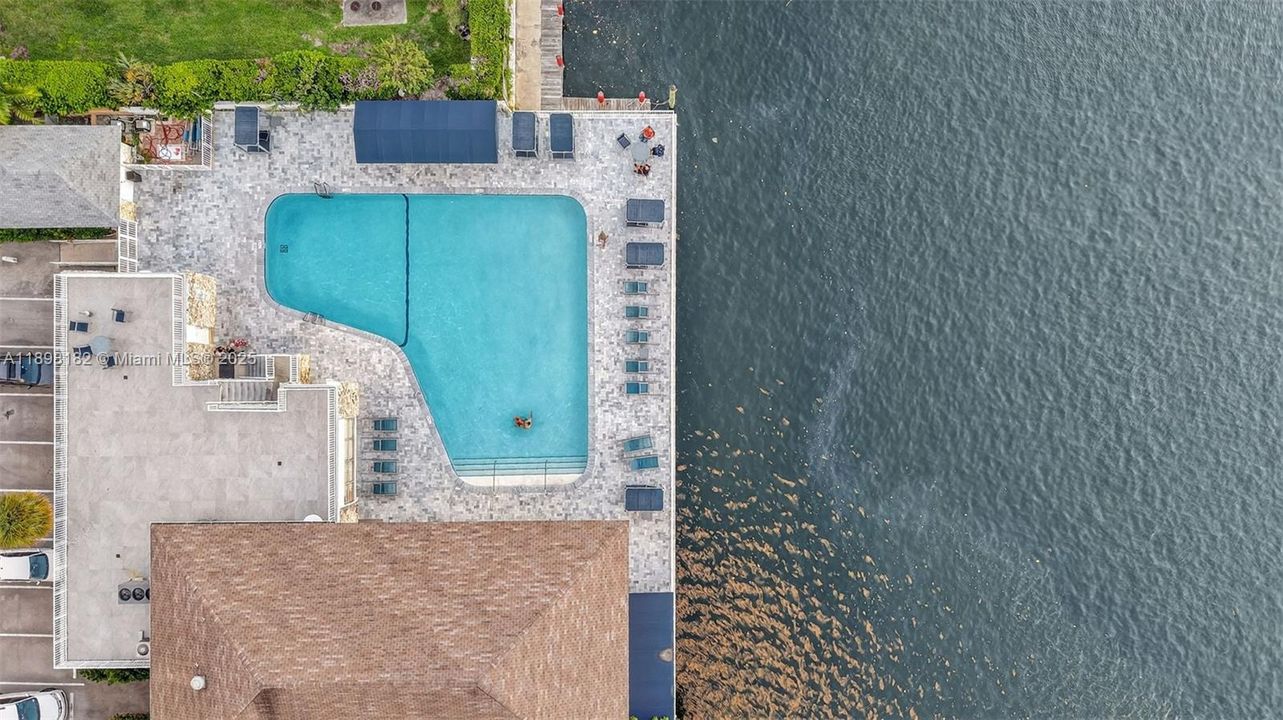 合同活跃: $320,000 (2 贝兹, 2 浴室, 1100 平方英尺)