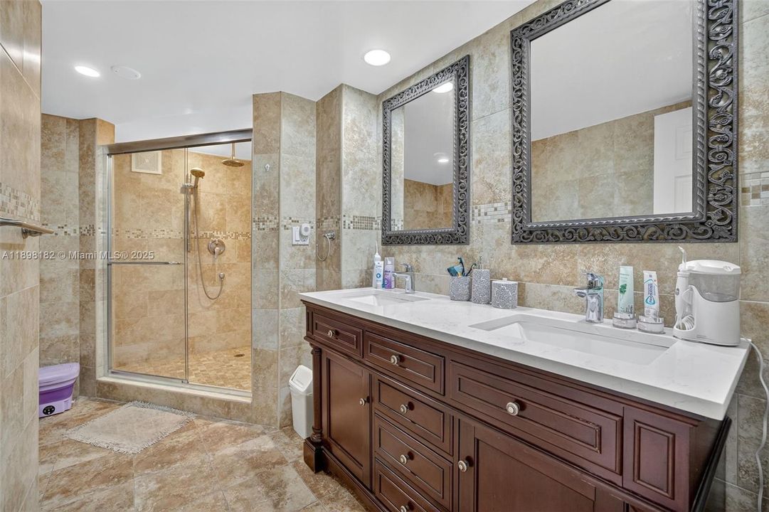 合同活跃: $320,000 (2 贝兹, 2 浴室, 1100 平方英尺)