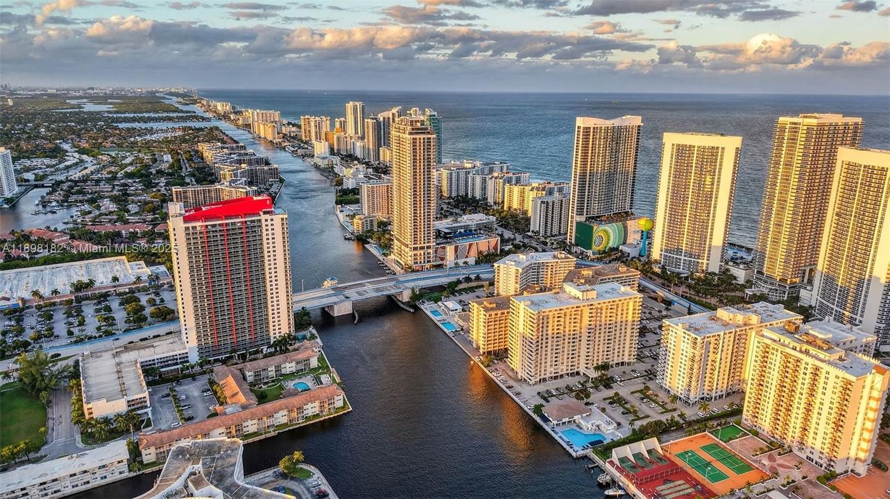 合同活跃: $320,000 (2 贝兹, 2 浴室, 1100 平方英尺)