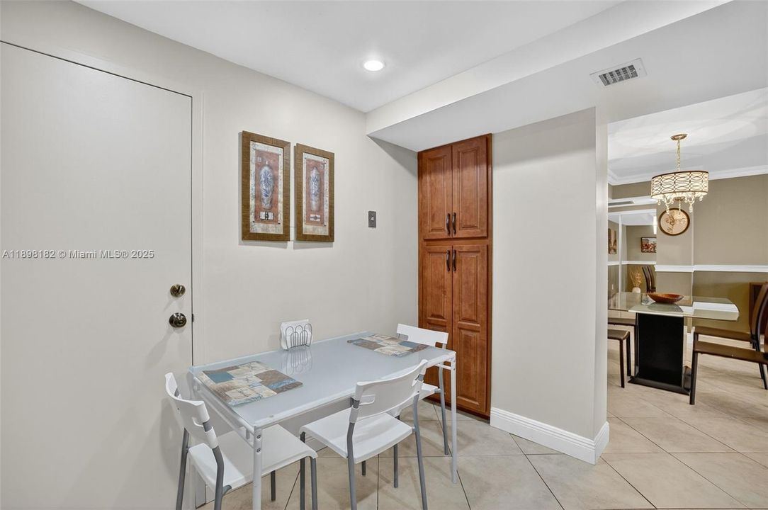 合同活跃: $320,000 (2 贝兹, 2 浴室, 1100 平方英尺)