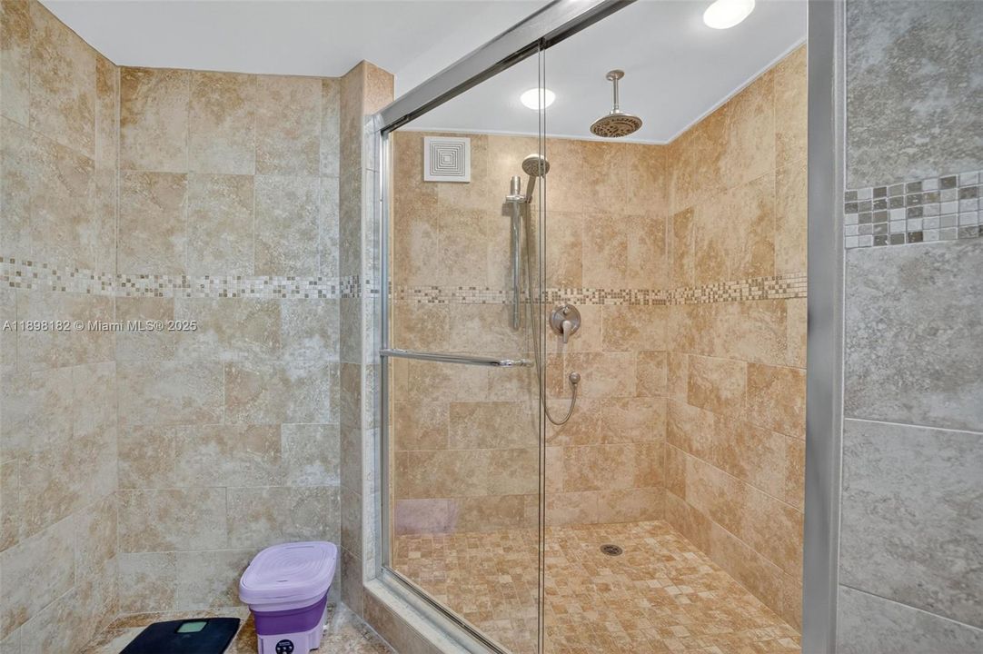 合同活跃: $320,000 (2 贝兹, 2 浴室, 1100 平方英尺)