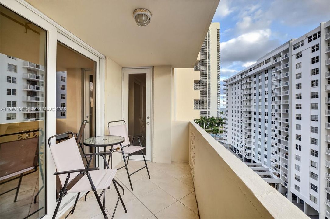 合同活跃: $320,000 (2 贝兹, 2 浴室, 1100 平方英尺)