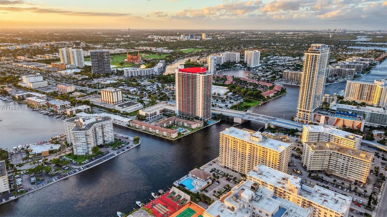 合同活跃: $320,000 (2 贝兹, 2 浴室, 1100 平方英尺)