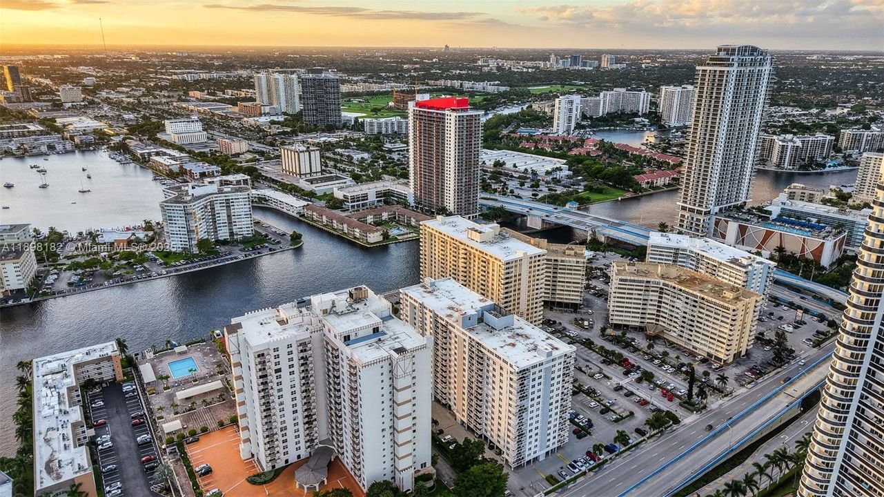 合同活跃: $320,000 (2 贝兹, 2 浴室, 1100 平方英尺)