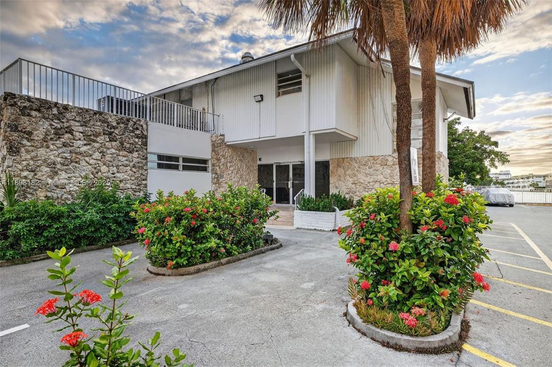 合同活跃: $320,000 (2 贝兹, 2 浴室, 1100 平方英尺)