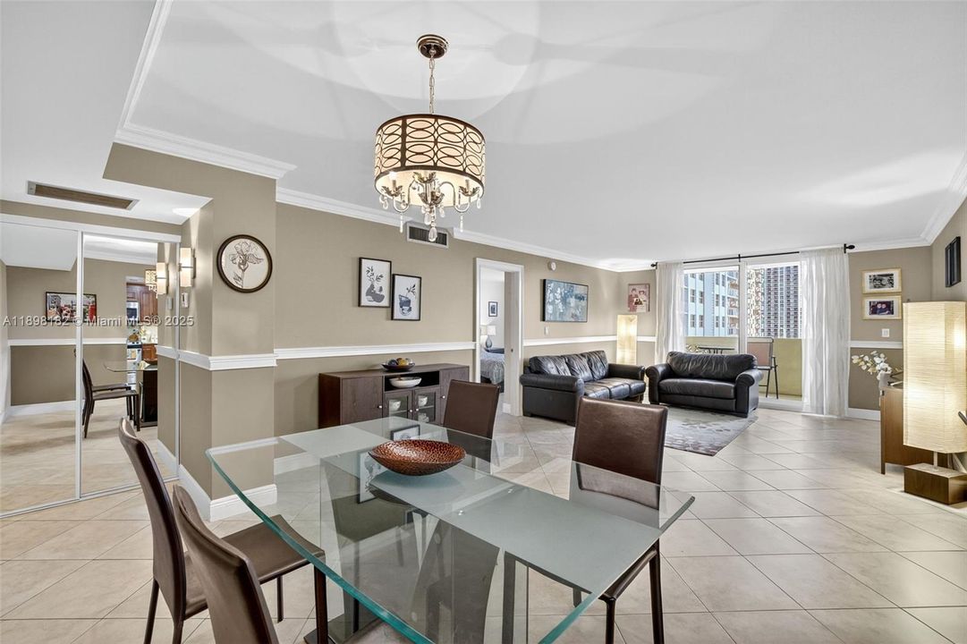 合同活跃: $320,000 (2 贝兹, 2 浴室, 1100 平方英尺)