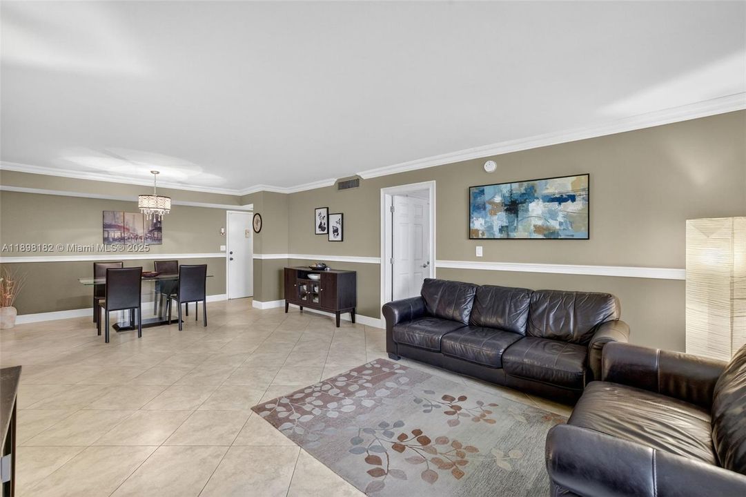 合同活跃: $320,000 (2 贝兹, 2 浴室, 1100 平方英尺)