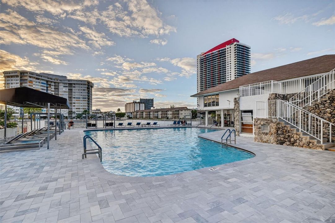 合同活跃: $320,000 (2 贝兹, 2 浴室, 1100 平方英尺)