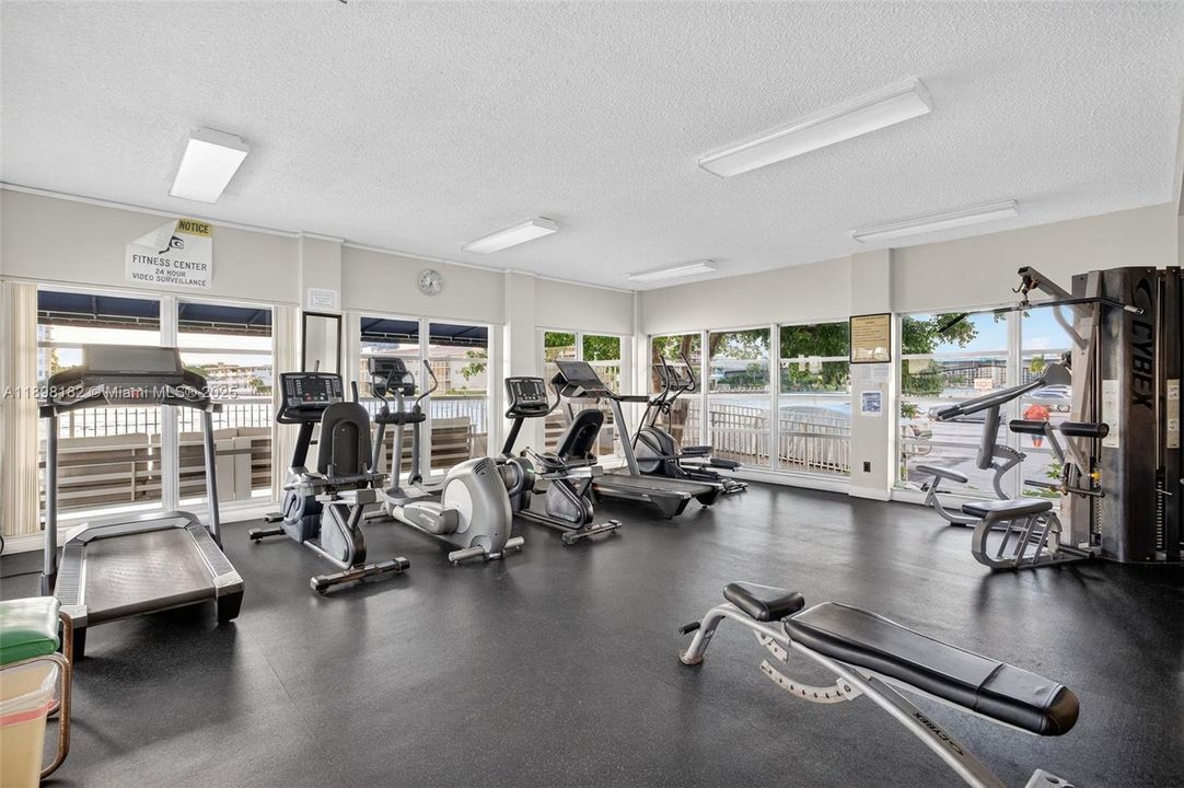 合同活跃: $320,000 (2 贝兹, 2 浴室, 1100 平方英尺)