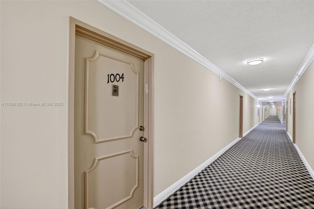 合同活跃: $320,000 (2 贝兹, 2 浴室, 1100 平方英尺)