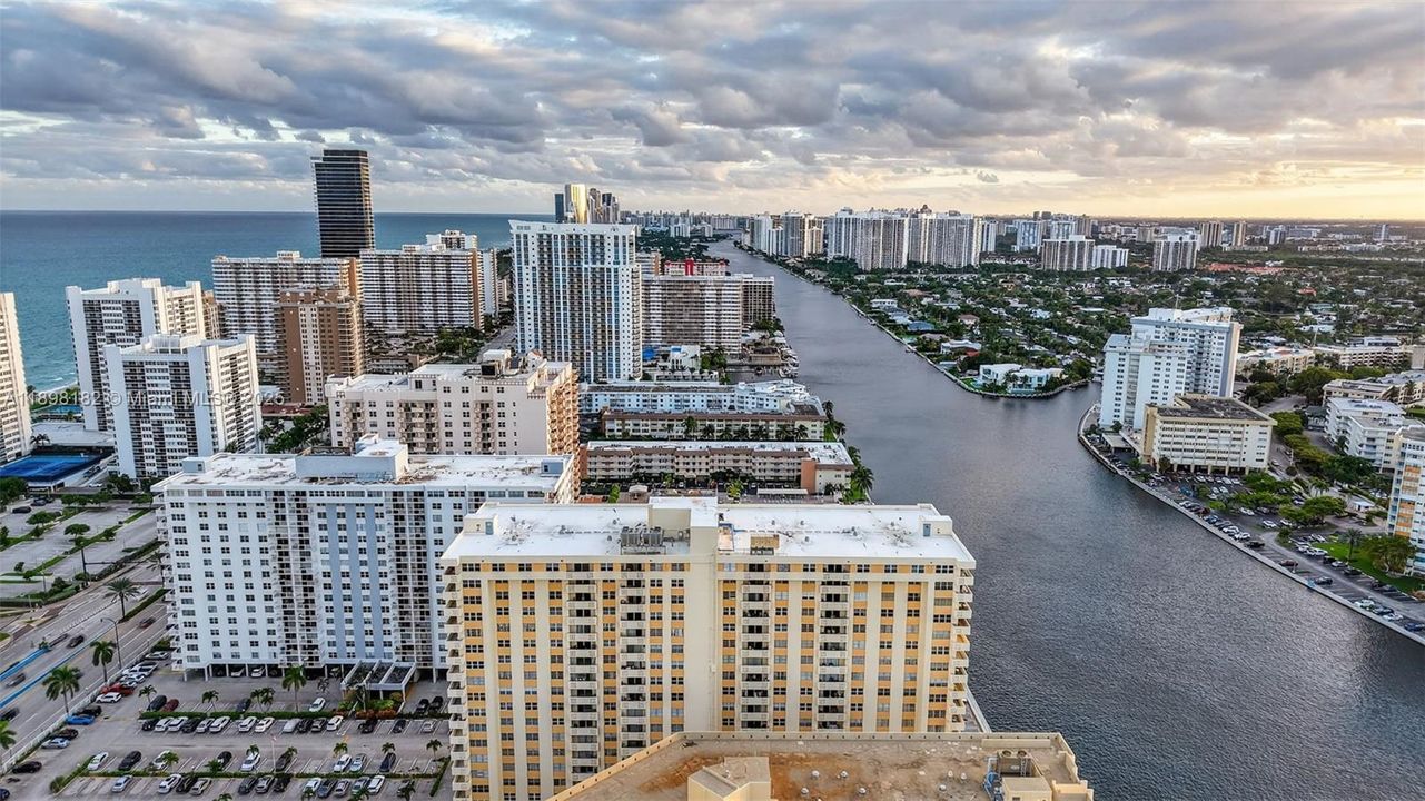 合同活跃: $320,000 (2 贝兹, 2 浴室, 1100 平方英尺)