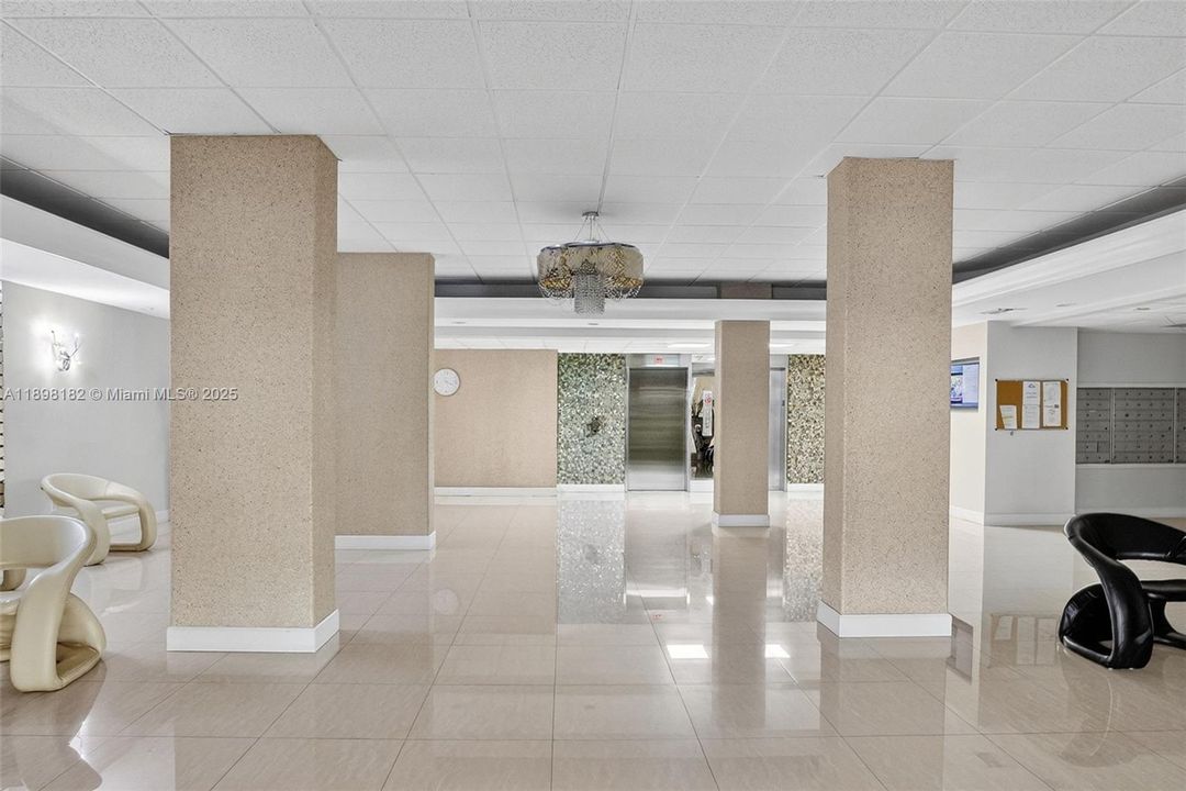 合同活跃: $320,000 (2 贝兹, 2 浴室, 1100 平方英尺)