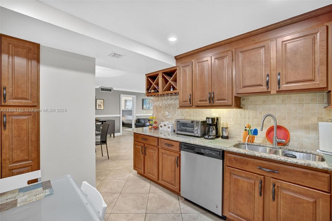 合同活跃: $320,000 (2 贝兹, 2 浴室, 1100 平方英尺)