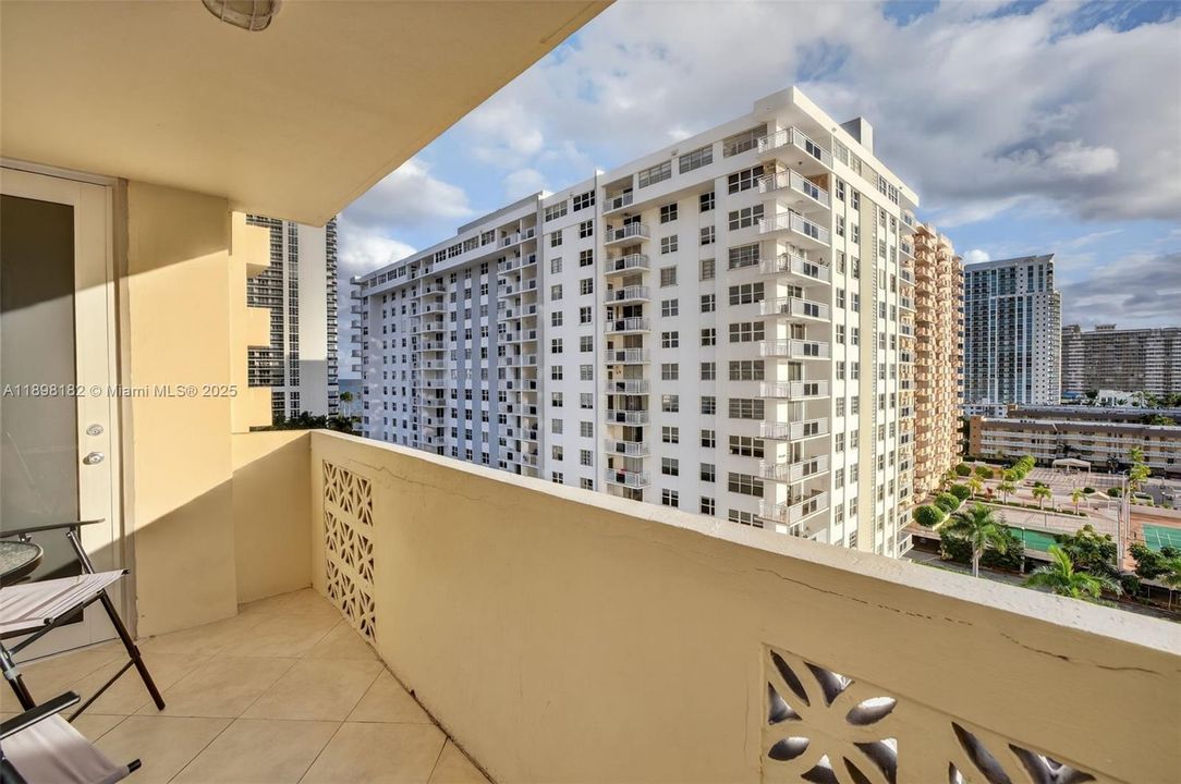 合同活跃: $320,000 (2 贝兹, 2 浴室, 1100 平方英尺)