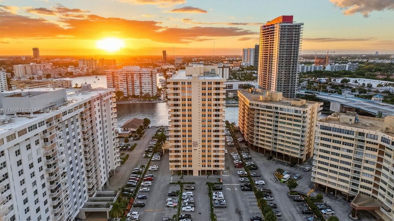 合同活跃: $320,000 (2 贝兹, 2 浴室, 1100 平方英尺)