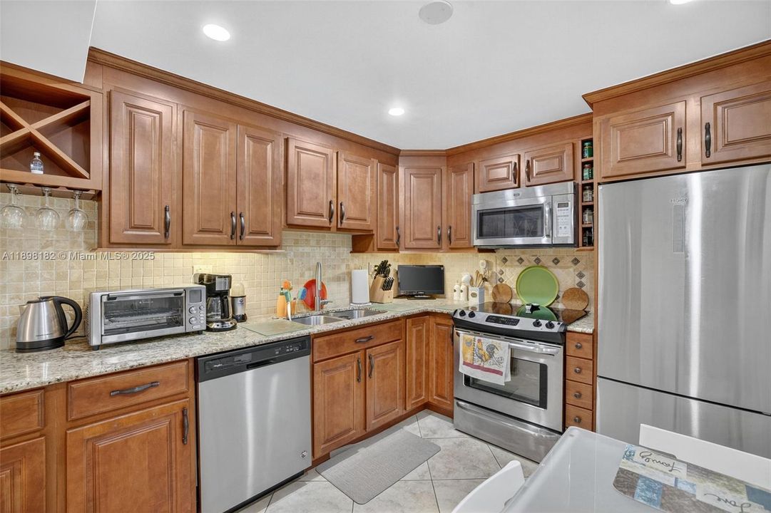 合同活跃: $320,000 (2 贝兹, 2 浴室, 1100 平方英尺)