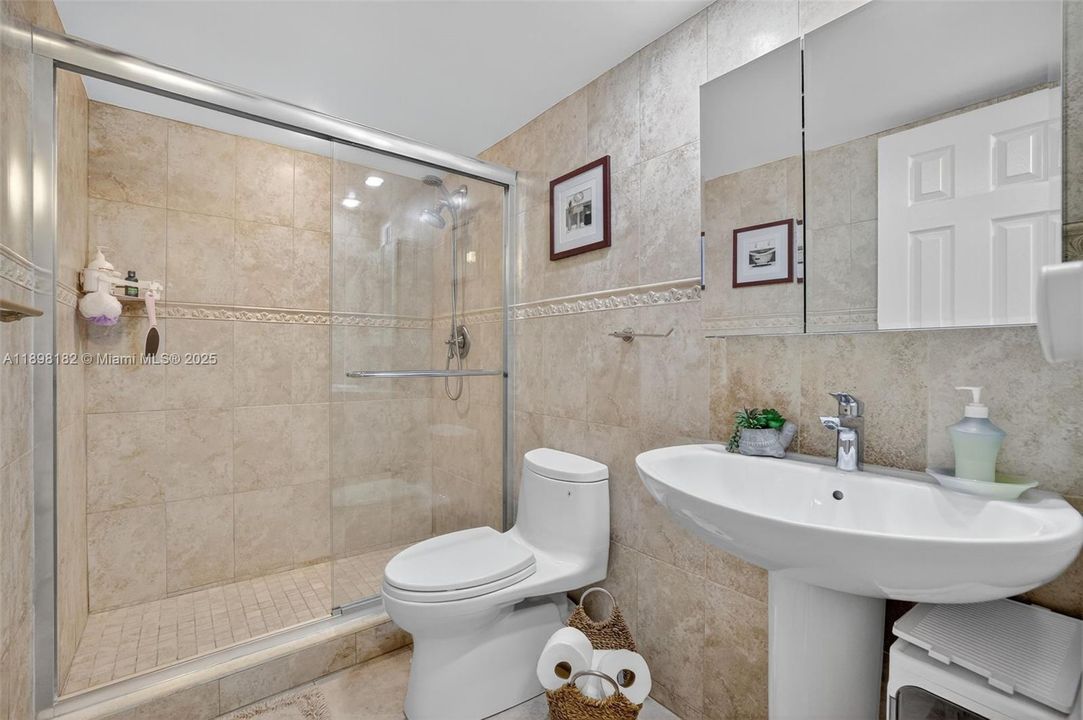 合同活跃: $320,000 (2 贝兹, 2 浴室, 1100 平方英尺)