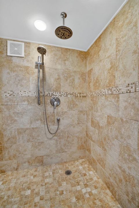 合同活跃: $320,000 (2 贝兹, 2 浴室, 1100 平方英尺)