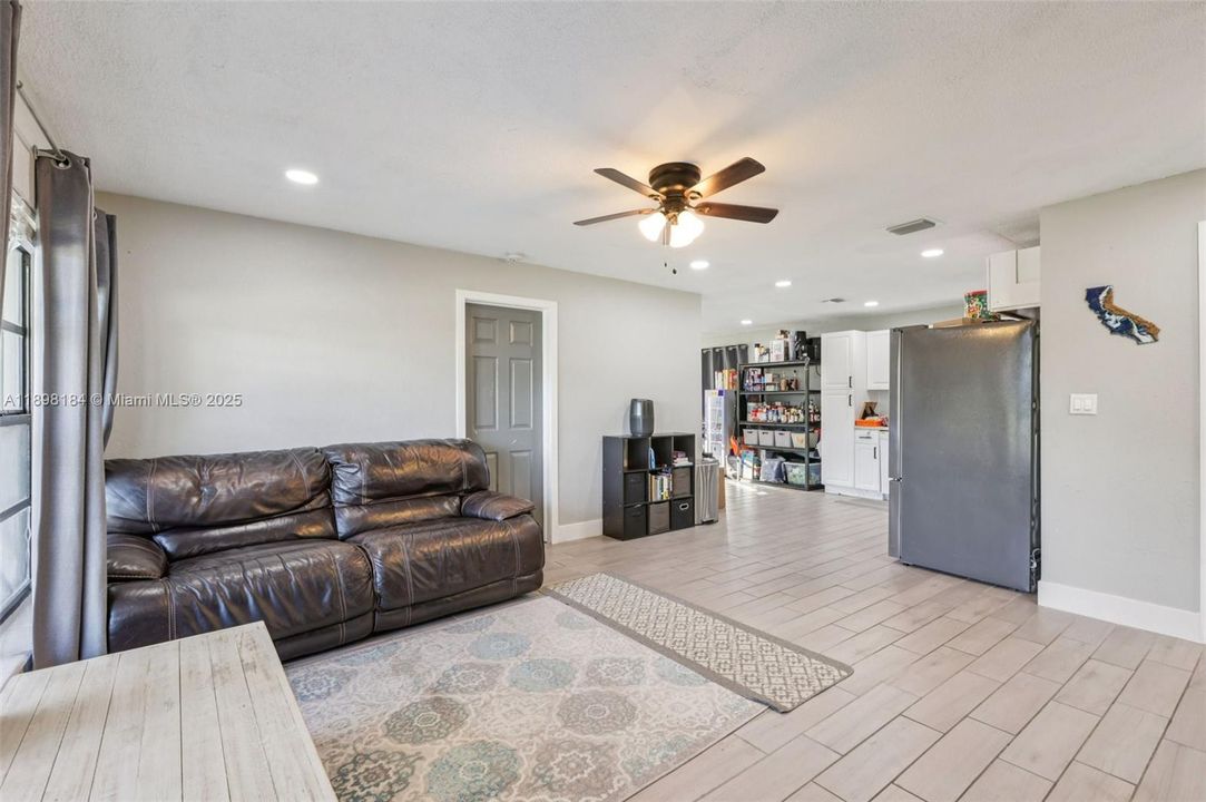 For Sale: $442,000 (3 beds, 2 baths, 1215 Square Feet)