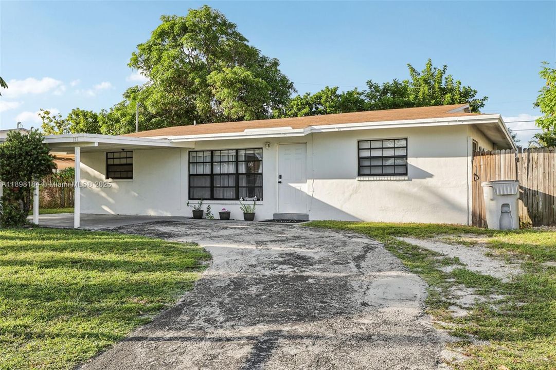 For Sale: $442,000 (3 beds, 2 baths, 1215 Square Feet)