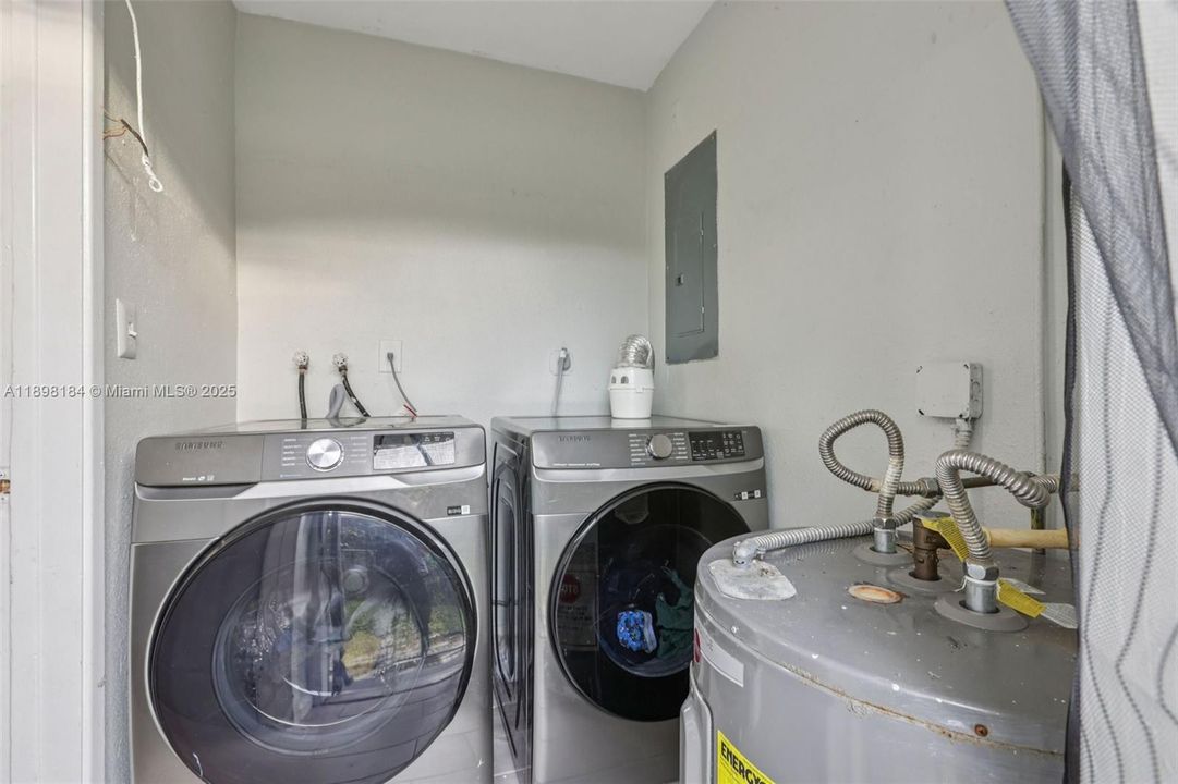 For Sale: $442,000 (3 beds, 2 baths, 1215 Square Feet)