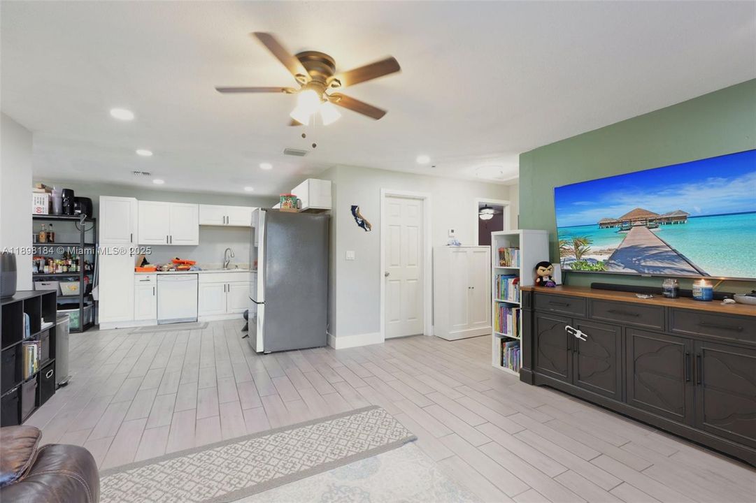 For Sale: $442,000 (3 beds, 2 baths, 1215 Square Feet)