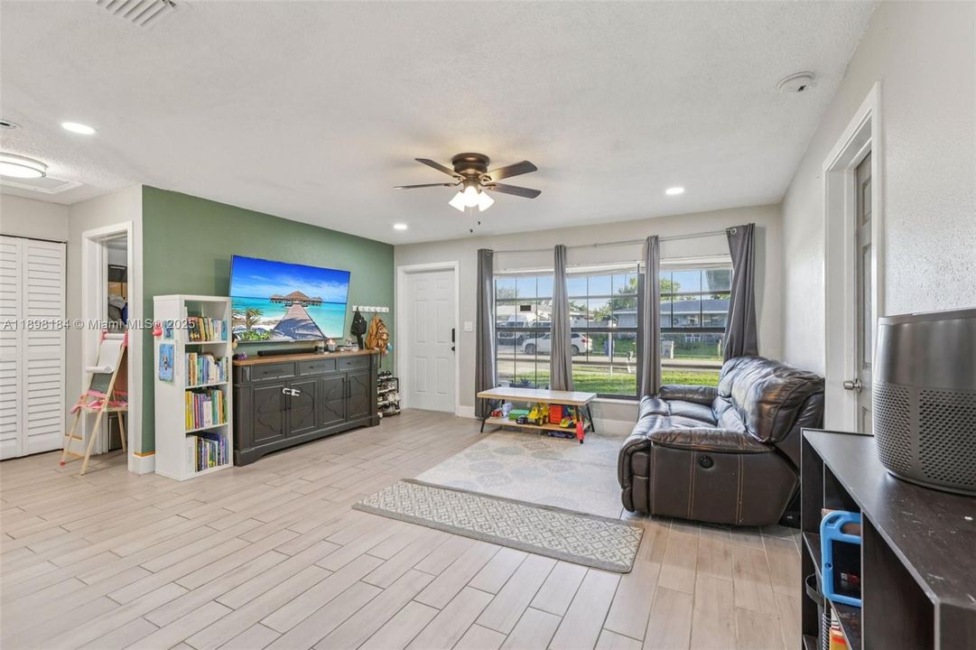 For Sale: $442,000 (3 beds, 2 baths, 1215 Square Feet)