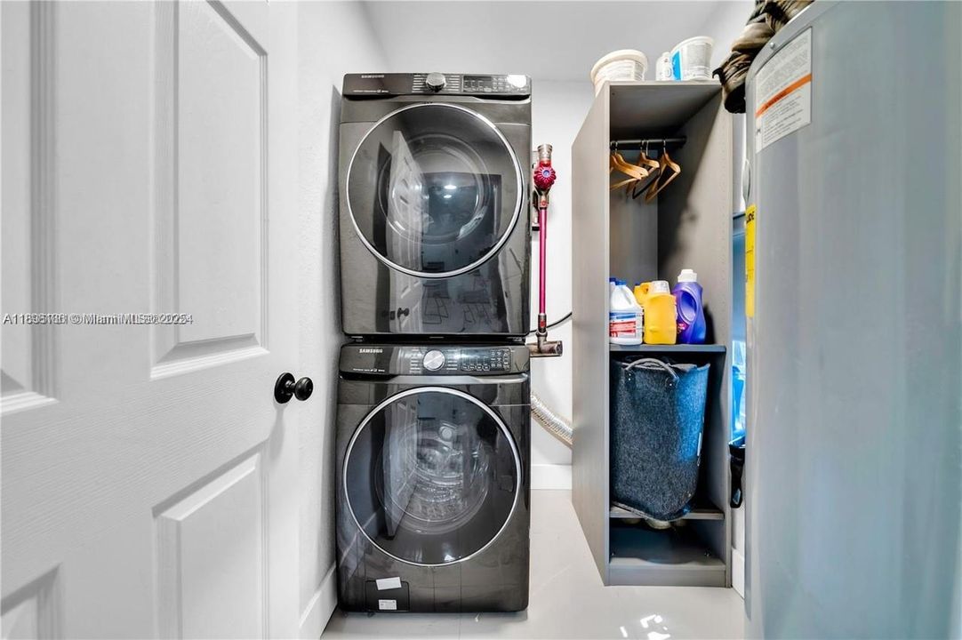 待售: $1,175,000 (4 贝兹, 2 浴室, 2018 平方英尺)